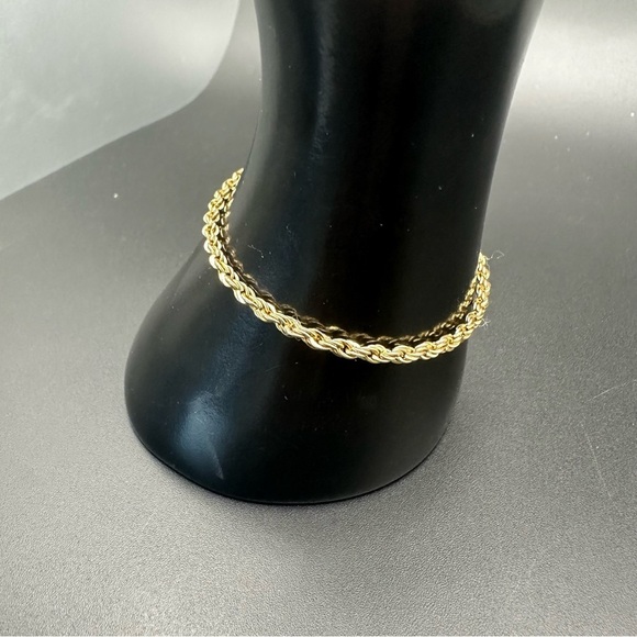 Luxurious Gold Tone Rope Chain Bracelet - Picture 4 of 9